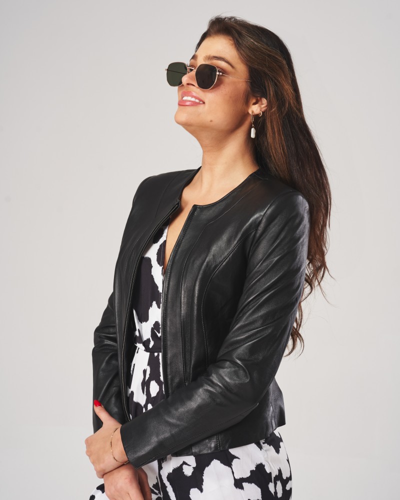 Kurtka skórzana damska w kolorze czarnym z okrągłym dekoltem i dopasowanym krojem