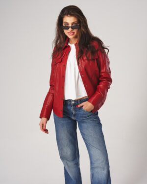 Czerwona kurtka skórzana damska z guzikami i kołnierzem, idealna na zimowe dni