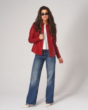 Czerwona kurtka skórzana damska z guzikami, klasyczny krój, zestawiona z dżinsami i eleganckimi butami