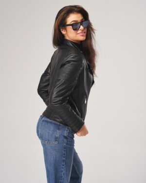 Czarna kurtka skórzana damska z dopasowanym krojem i zamkiem błyskawicznym, idealna na zimowe dni