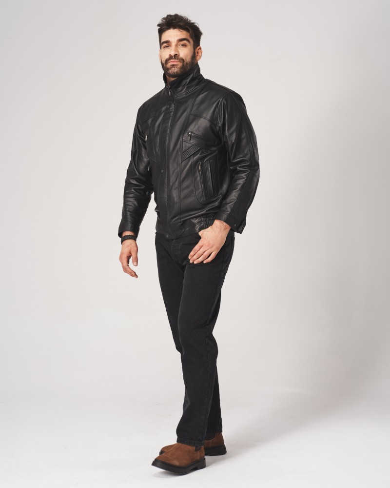 Kurtka skórzana męska w kolorze czarnym z kołnierzem, zamkami i kieszeniami na przodzie