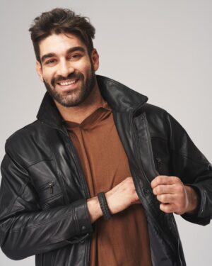 męska kurtka skórzana w kolorze czarnym z kieszeniami i kołnierzem, idealna na zimowe dni