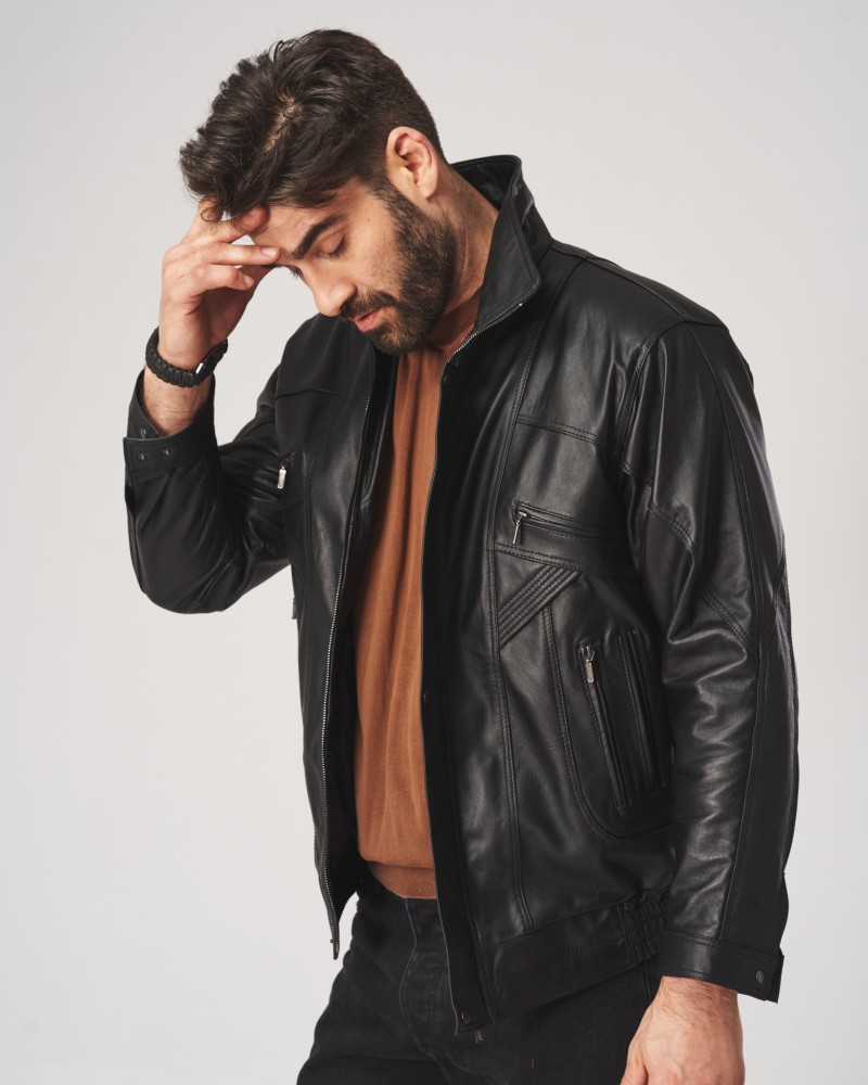 Kurtka skórzana męska w kolorze czarnym z zamkiem, kieszeniami i stójką, idealna na zimowe dni