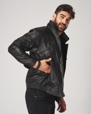 Męska kurtka skórzana w kolorze czarnym, z kołnierzem, kieszeniami i elastycznym dołem