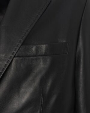 Marynarka skórzana w kolorze czarnym z eleganckim kołnierzem i detalami szycia na rękawie