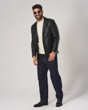 Marynarka skórzana w kolorze czarnym, z klasycznym krojem i dwoma kieszeniami na przodzie