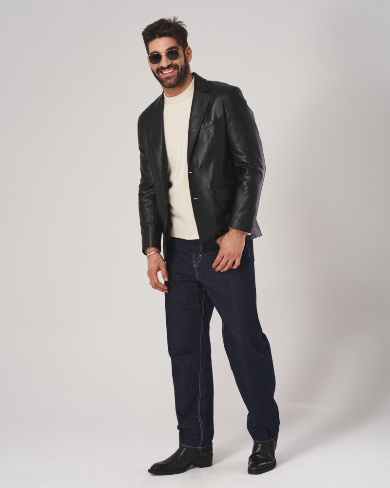 Marynarka skórzana w kolorze czarnym, z klasycznym krojem i dwoma kieszeniami na przodzie