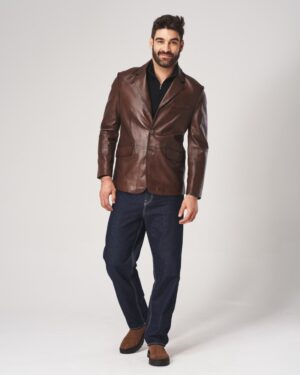 Marynarka skórzana w kolorze brązowym z klapami i guzikami, idealna na chłodne dni