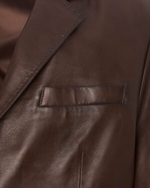 brązowa marynarka skórzana z klasycznym kołnierzem i kieszenią na piersi