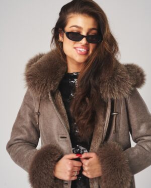 Kożuch damski w kolorze szarym z futrzanym kołnierzem i mankietami, zapinany na guziki