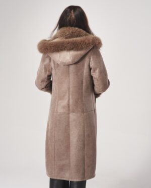 Kożuch damski w beżowym kolorze z futrzanym kapturem i prostym krojem, idealny na zimowe dni