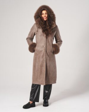 Kożuch damski w kolorze beżowym z futrzanym kapturem i mankietami, idealny na zimowe dni