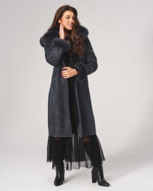 Kożuch damski w kolorze ciemnoszarym z futrzanym kołnierzem i mankietami, długi krój, elegancki styl