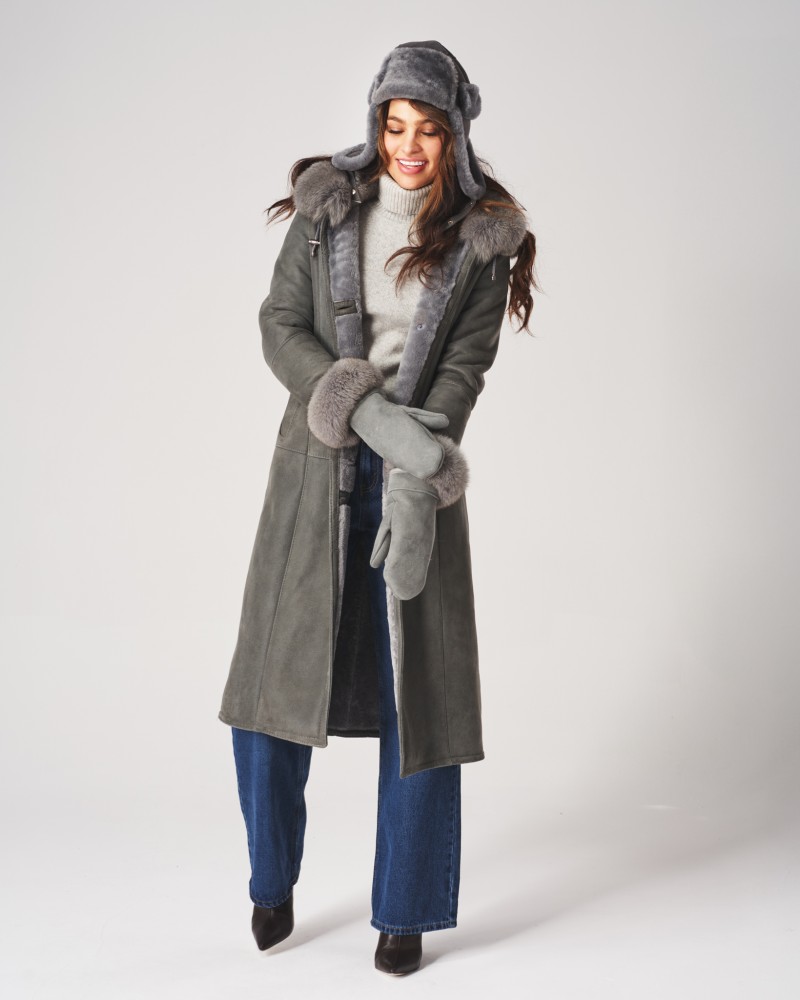 Kożuch damski w szarym kolorze, z futrzanym kołnierzem i rękawiczkami, idealny na zimowe dni