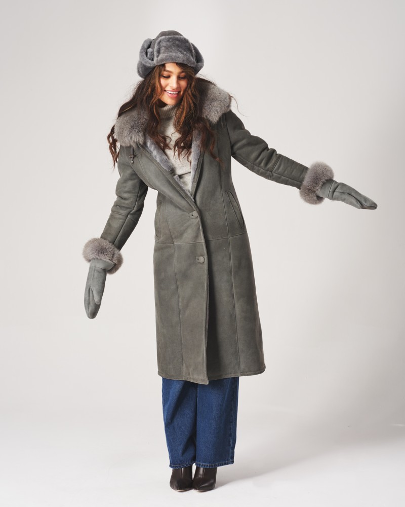 Kożuch damski w kolorze szarym z futrzanym kołnierzem i mankietami, z guzikami i szerokim krojem