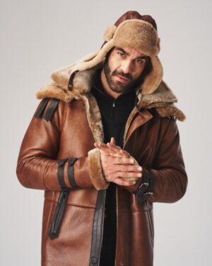 Kożuch męski w brązowym kolorze z futrzanym kołnierzem i kapturkiem, z paskami na rękawach