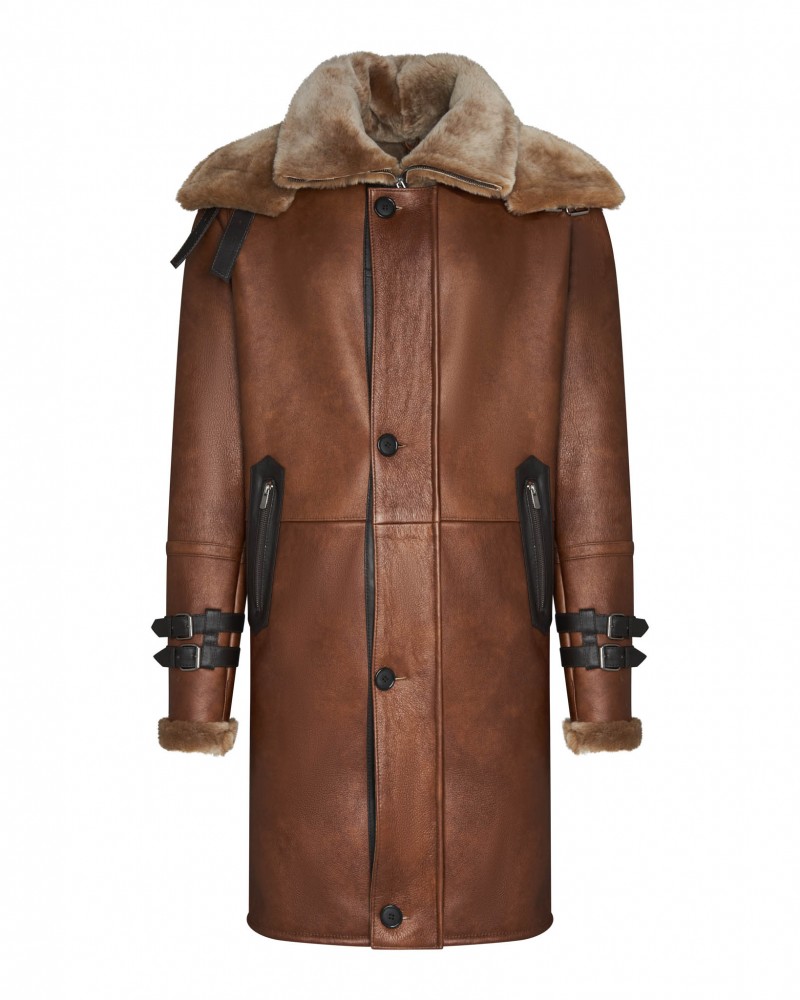 Kożuch męski w kolorze brązowym z futrzanym kołnierzem i ozdobnymi paskami na rękawach