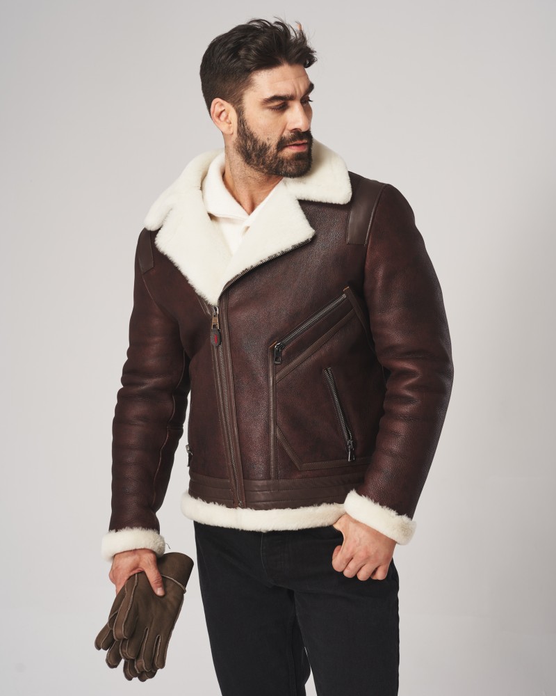 Kożuch męski w kolorze ciemnobrązowym z białym futrem, z zamkiem i kieszeniami na przodzie