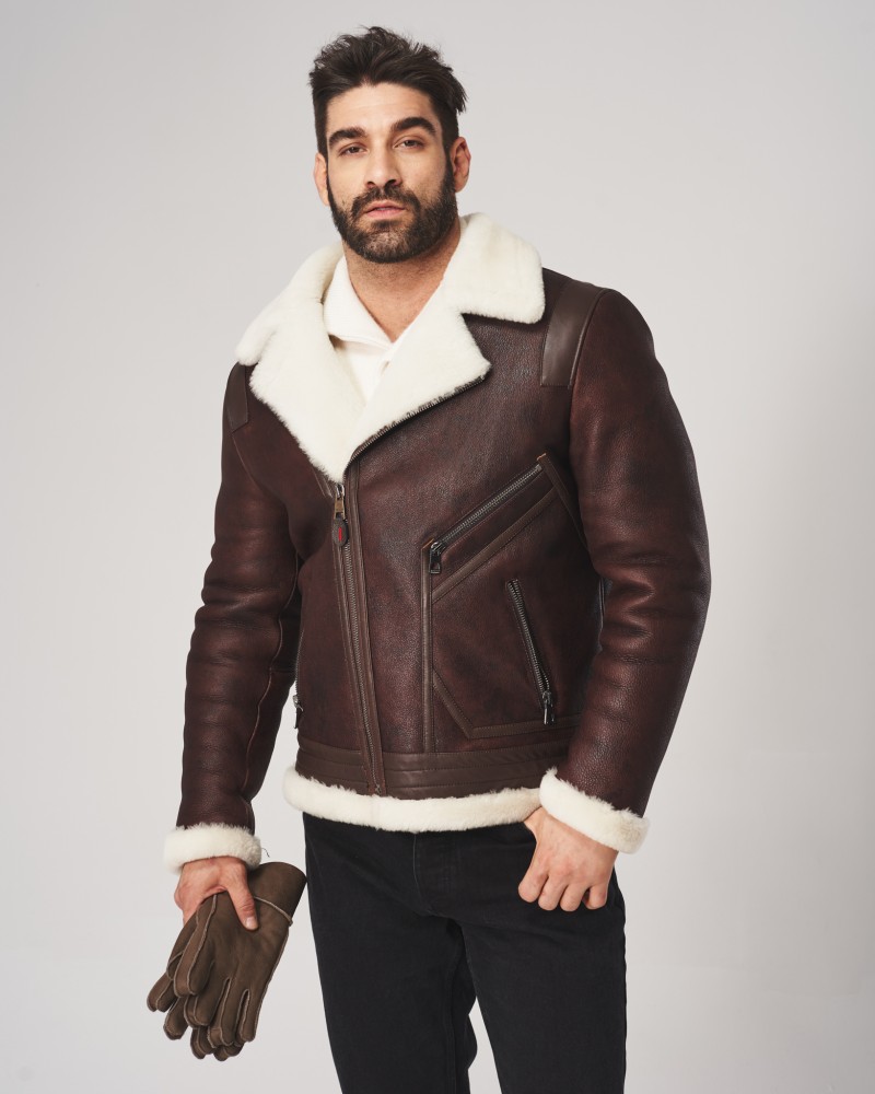 Kożuch męski w brązowym kolorze z białym futrem i zamkiem błyskawicznym na przodzie