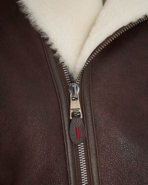 Kożuch męski z futrzanym kołnierzem i metalowym zamkiem błyskawicznym