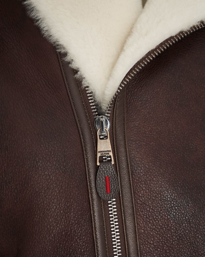 Kożuch męski z futrzanym kołnierzem i metalowym zamkiem błyskawicznym