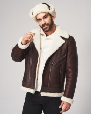 kożuch męski w kolorze brązowym z białym futrem, zapinany na zamek, z kieszeniami i szerokim kołnierzem