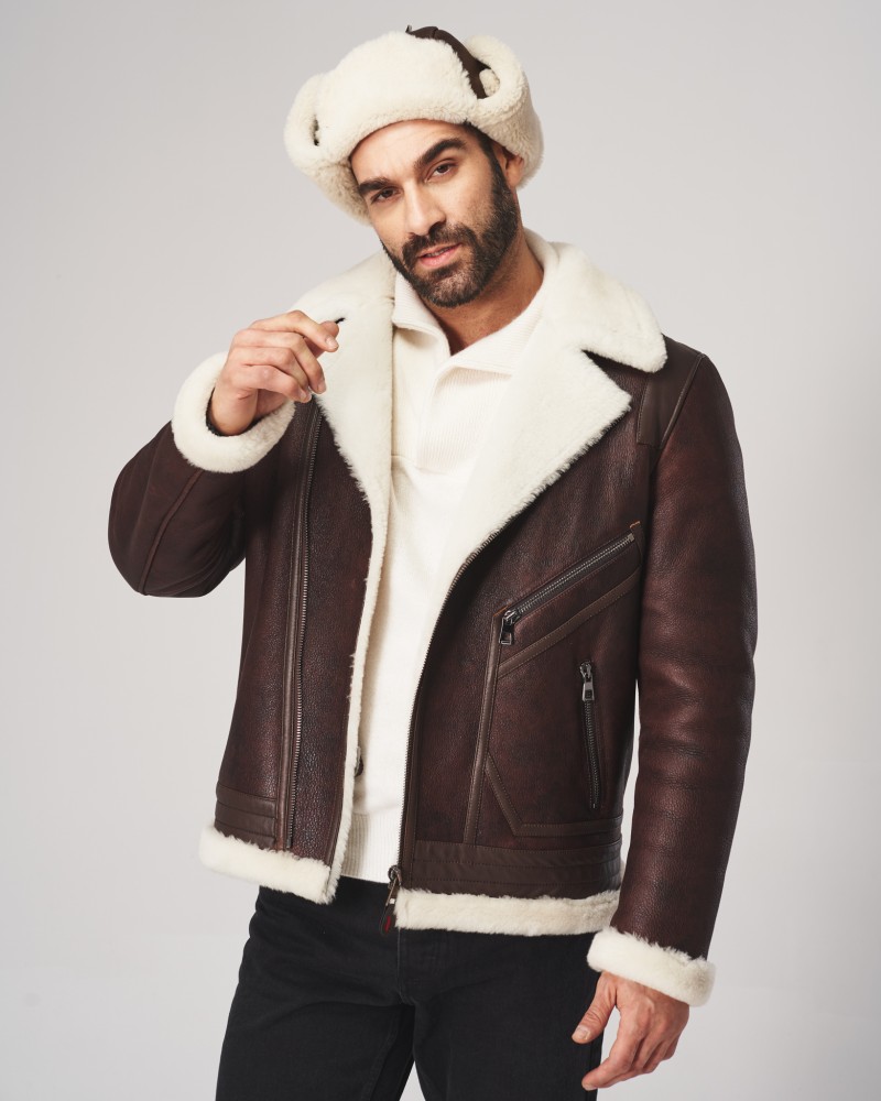 kożuch męski w kolorze brązowym z białym futrem, zapinany na zamek, z kieszeniami i szerokim kołnierzem