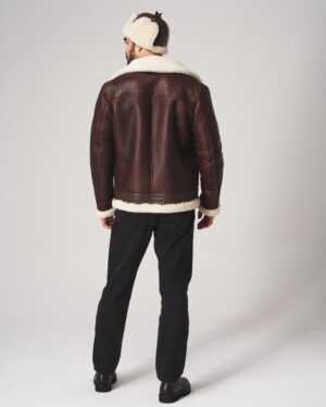 Kożuch męski w brązowym kolorze z białym futrzanym kołnierzem i paskiem w dolnej części