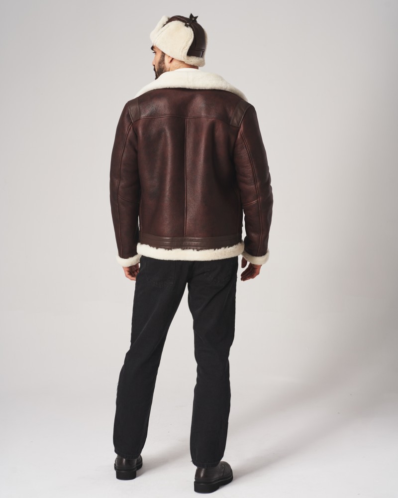 Kożuch męski w brązowym kolorze z białym futrzanym kołnierzem i paskiem w dolnej części