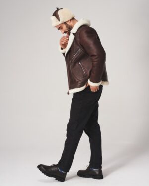 Kożuch męski w kolorze brązowym z futrzanym kołnierzem i asymetrycznym zapięciem