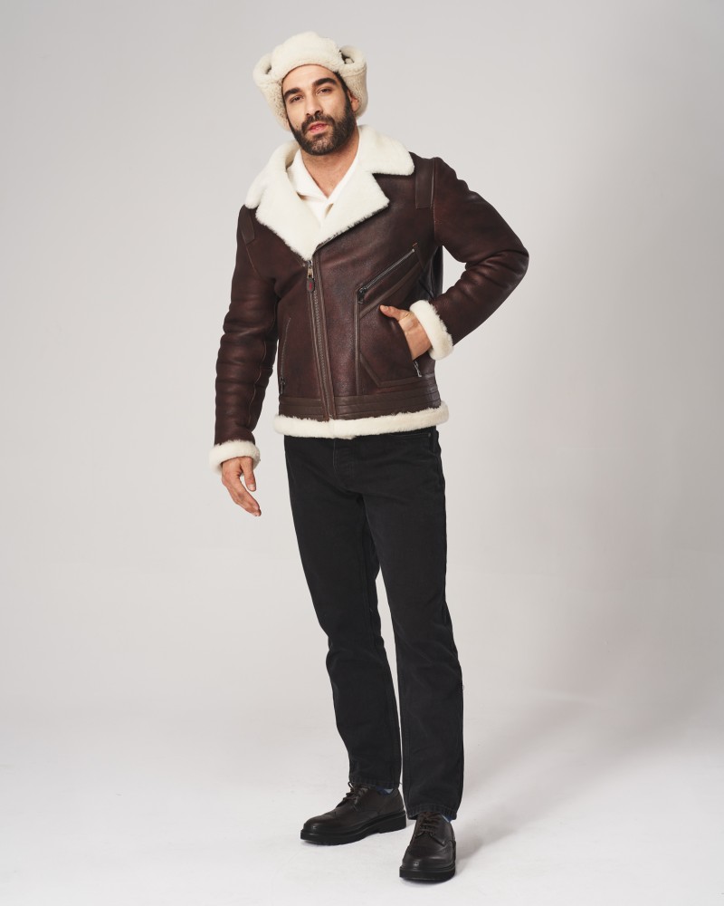 Kożuch męski w ciemnym brązie z białym futrzanym kołnierzem i mankietami, zapinany na zamek