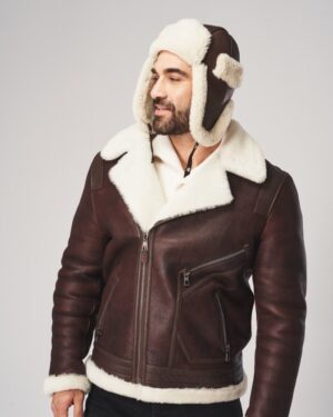 Męski kożuch w kolorze brązowym z białym futrem i zamkami, z szerokim kołnierzem i regulowanym paskiem