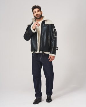 Kożuch męski w czarnym kolorze z futrzanym kołnierzem i paskiem w talii