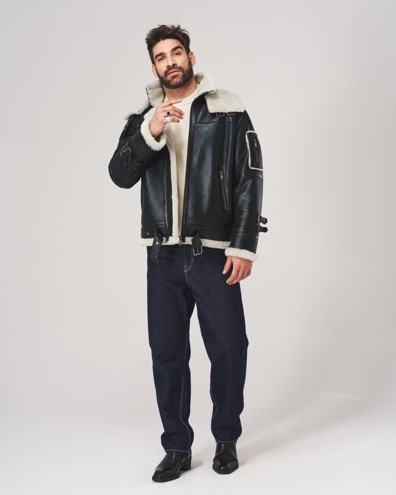 Kożuch męski w czarnym kolorze z futrzanym kołnierzem i paskiem w talii