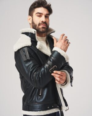 Kożuch męski z futrzanym kołnierzem i metalowymi detalami