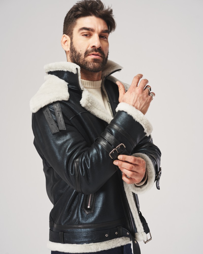 Kożuch męski z futrzanym kołnierzem i metalowymi detalami