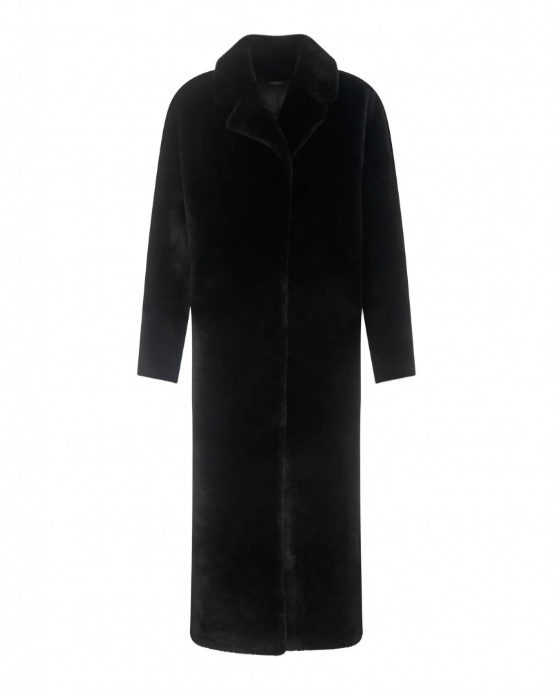 Czarny kożuch damski o prostym kroju z szerokim kołnierzem i długimi rękawami