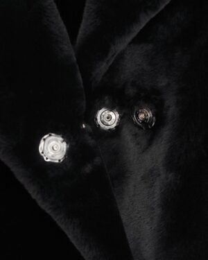 Czarny kożuch damski z eleganckim kołnierzem i błyszczącymi guzikami, idealny na zimowe dni