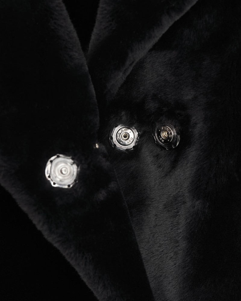 Czarny kożuch damski z eleganckim kołnierzem i błyszczącymi guzikami, idealny na zimowe dni