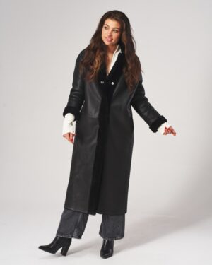 Czarny kożuch damski z długimi rękawami, kołnierzem z futra i eleganckimi guzikami