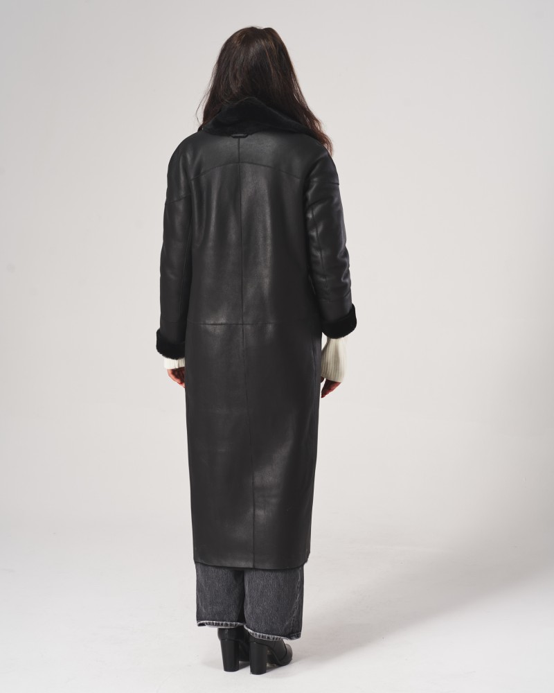 Kożuch damski w kolorze czarnym z miękkim kołnierzem i długim krojem, idealny na zimowe dni