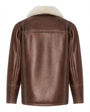 Kożuch męski w brązowym kolorze z miękkim kołnierzem z futra, prosty krój i kontrastowe szwy