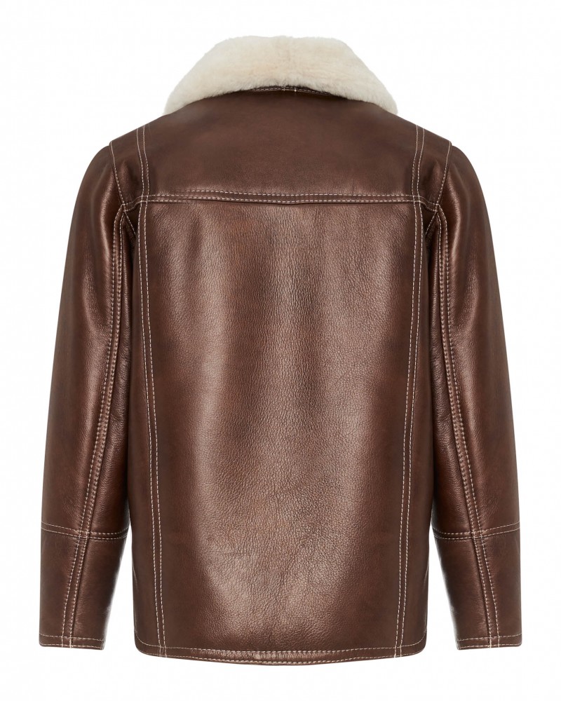 Kożuch męski w brązowym kolorze z miękkim kołnierzem z futra, prosty krój i kontrastowe szwy