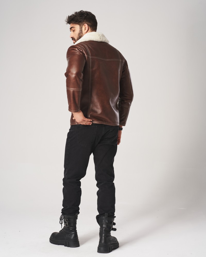 Kożuch męski w kolorze brązowym z futrzanym kołnierzem i prostym krojem