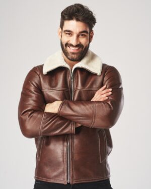 Kożuch męski w brązowym kolorze z futrzanym kołnierzem i zamkiem błyskawicznym