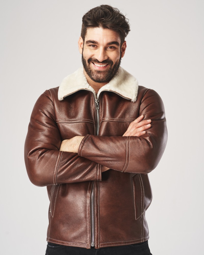 Kożuch męski w brązowym kolorze z futrzanym kołnierzem i zamkiem błyskawicznym