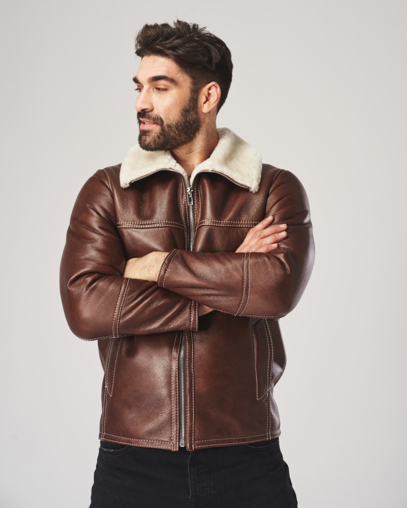 Kożuch męski w kolorze brązowym z białym futrzanym kołnierzem i zamkiem błyskawicznym