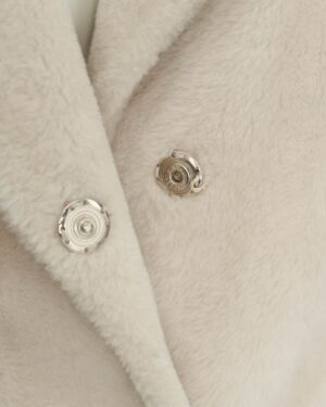 Kożuch damski w jasnym kolorze z eleganckimi guzikami i miękkim wykończeniem