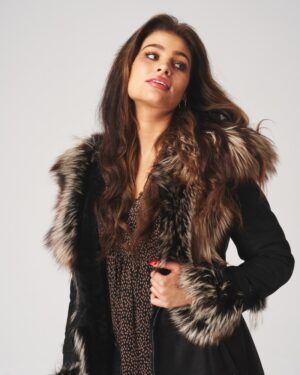 Kożuch damski z futrzanym kołnierzem, czarny, z długimi rękawami i eleganckim krojem