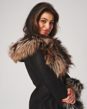kożuch damski z naturalnym futrem, czarny, z kapturem i ozdobnym kołnierzem
